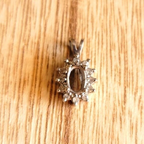 10k diamond pendant round bezel - Picture 1 of 4